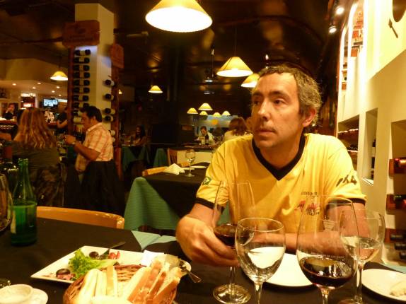 Delicioso jantar com vinho em San Martín de Los Andes, na Argentina